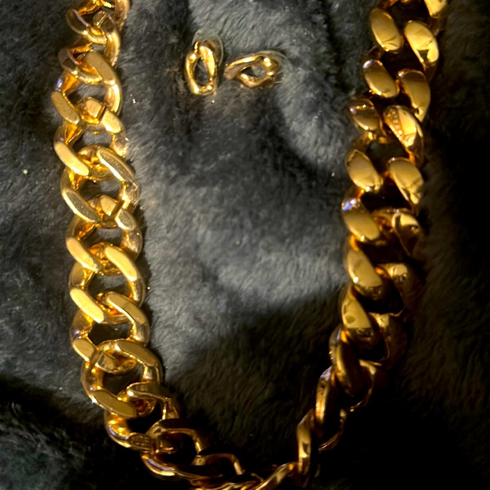 Chunky gold necklace
Chain
Matching earrings